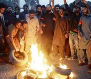 Demonstrations and arson across Pakistan after attack on Imran Khan 1